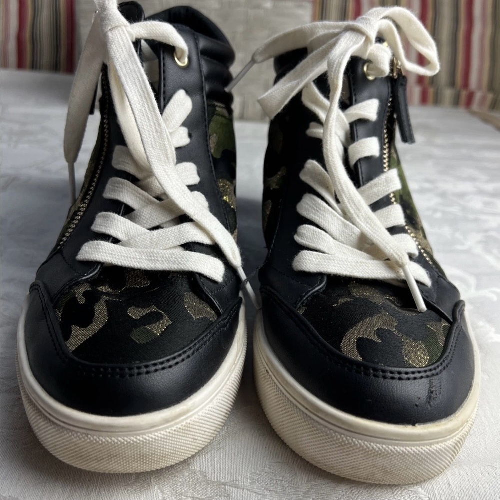Nine West Womens High Top Sneakers Size 9.5 M Black And Gold Metallic Vegan